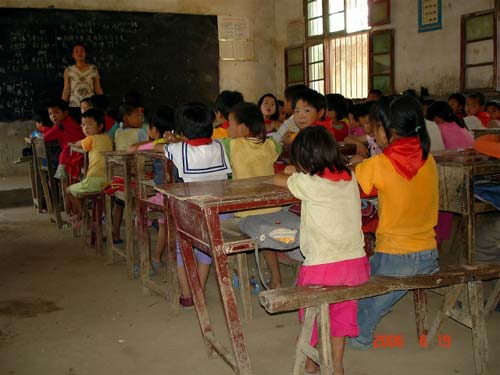 農(nóng)村小學(xué)的班級管理，教育核心期刊論文發(fā)表文章，教育職稱論文網(wǎng)